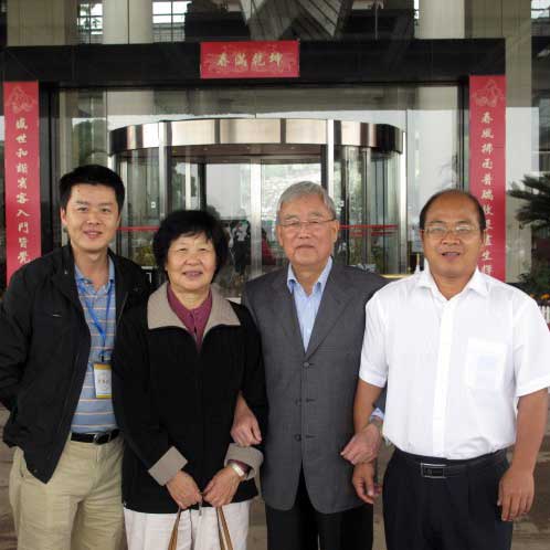 中國科學(xué)院副院長，全國人大常務(wù)委員會(huì)委員王佛松院士一家親切關(guān)懷企業(yè)情況